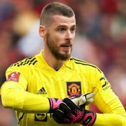 De Gea signs extension with Manchester United