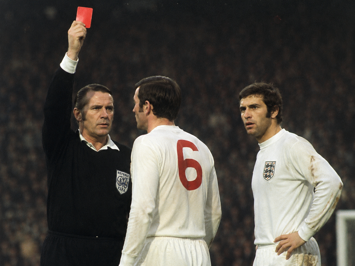 Alan Mullery reçoit le premier carton rouge de l'Angleterre