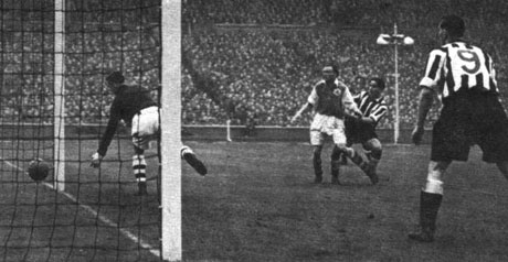 139. Hughie Gallacher 12 image 116
